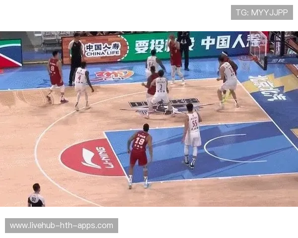 球员被驱逐后怒扔护具 球员被驱逐后怒扔护具