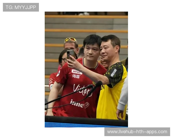 樊振东实力圈粉多特蒙德教练,赛后合影成经典,wtt樊振东 樊振东实力圈粉多特蒙德教练,赛后合影成经典,wtt樊振东